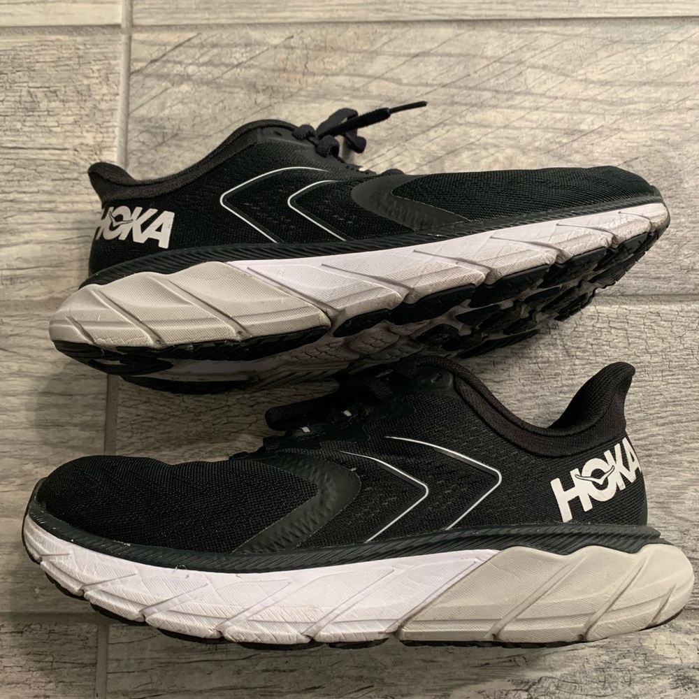 Hoka One One Arahi 5 Wide Size 8D 1115013 Black & White